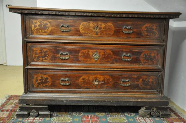 Walnut inlaid chest, Verona 17th Century