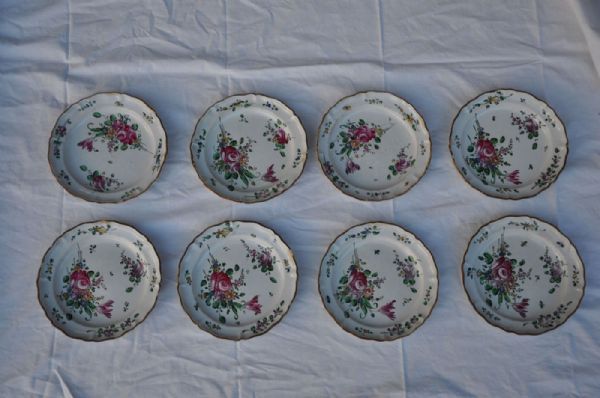 Set of eight Pesaro plates, 18th century, rose decoration.