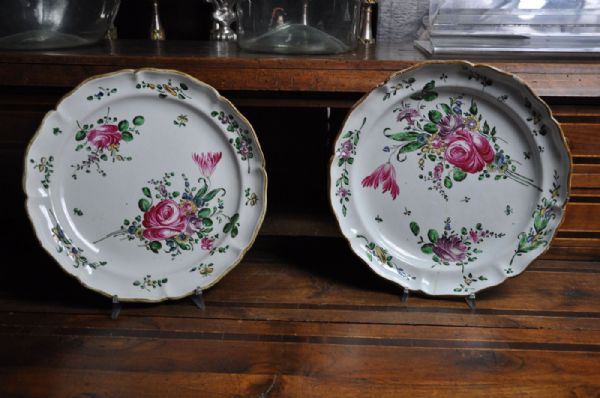 Pair of Pesaro plates, 18th century, rose decoration