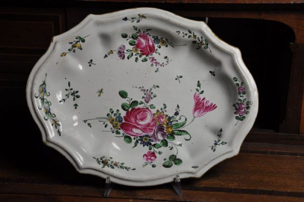 Pesaro shaped oval plate with rose decoration, 18th century