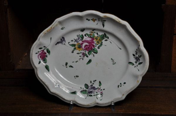 Plato ovalado con forma de Pesaro, decoración de rosas, siglo XVIII
