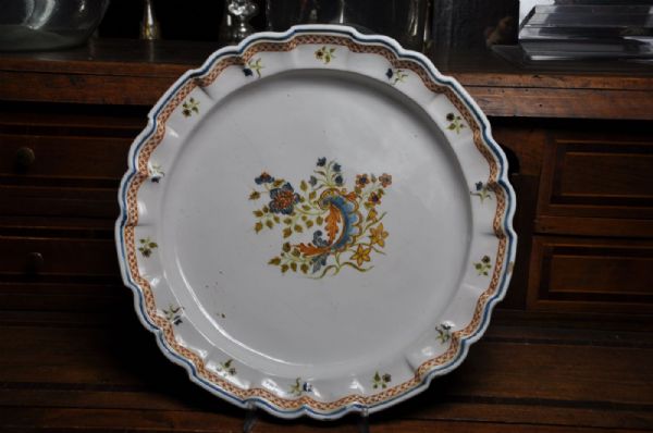 Rare and important Sassuolo plate, Dallari manufacture, with 'tacchiolo' decoration, 18th century.