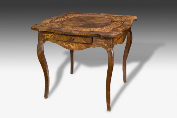 Élégante et rare table Emilia Rolo du XVIIIe siècle.