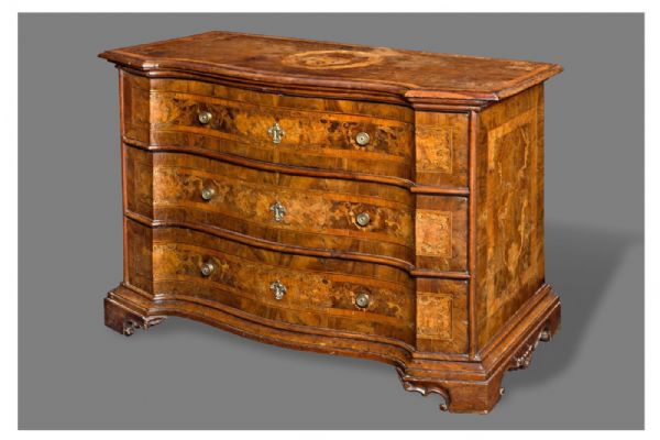 Giuseppe Preti (Rolo, 1692-1770). Extraordinary inlaid chest of drawers.