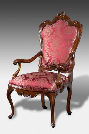 Fauteuil Venice en noyer 18ème siècle
    