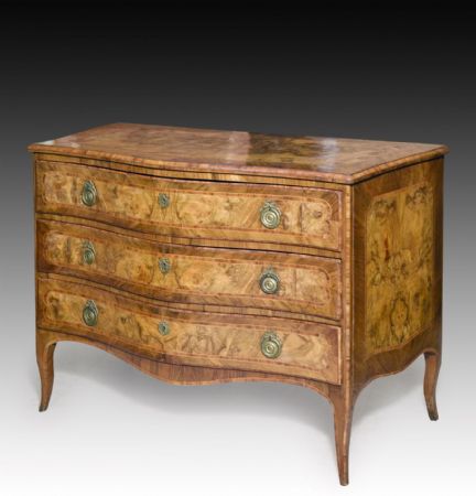 Elegant 18th Century chest of drawers