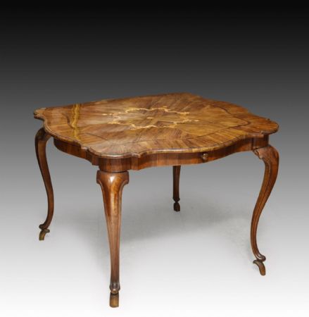 Important Emilia Modena coffee table, 18th century