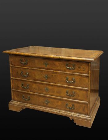 Élégante commode émilienne (Modène-Reggio) XVIIe siècle