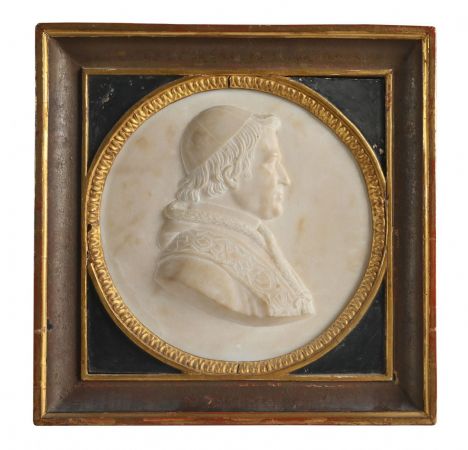 Bajorrelieve en mármol que representa al Papa Pío IX