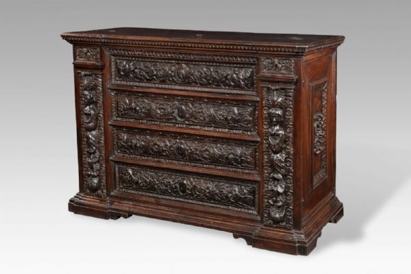 Commode en noyer sculpté du XVIe siècle