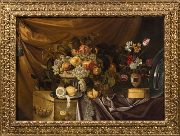 Nature morte avec panier de fruits, vase de fleurs, plateau et rideau