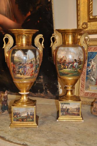 Paire de vases représentant des 