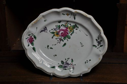 Plato ovalado con forma de Pesaro, decoración de rosas, siglo XVIII