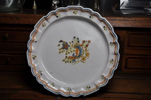 Rare et importante assiette de Sassuolo, manufacture Dallari, décor au « tacchiolo », XVIIIe siècle