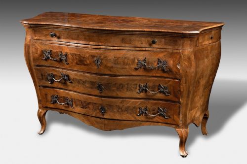 Élégante commode de Modène du XVIIIe siècle