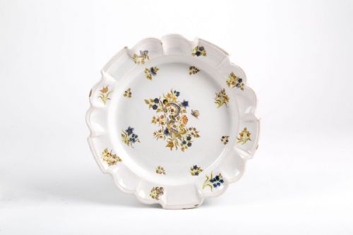 Plato raro de mayólica, Sassuolo, Manifattura Dallari Siglo XVIII
